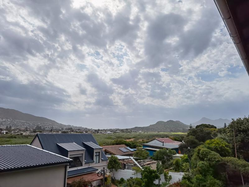 To Let 2 Bedroom Property for Rent in Clovelly Western Cape